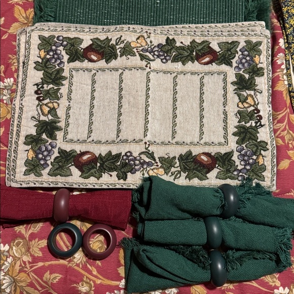 Placemats, cloth napkins and rings. - Picture 1 of 4